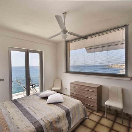 Apartment Overlooking The Sea With A View Of Old Gallipoli And The Whole Bay Exterior foto